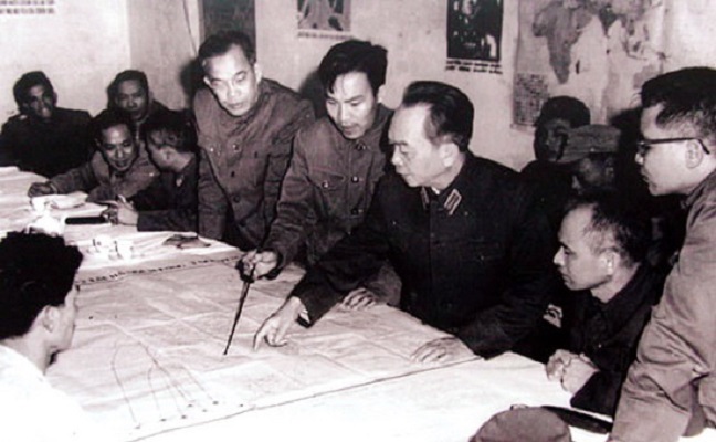 Đại tướng Võ Nguyên Giáp cùng Bộ Tổng tham mưu duyệt phương án đánh B52 của Mỹ tập kích vào Hà Nội năm 1972 tại Sở Chỉ huy Quân chủng Phòng không - Không quân.