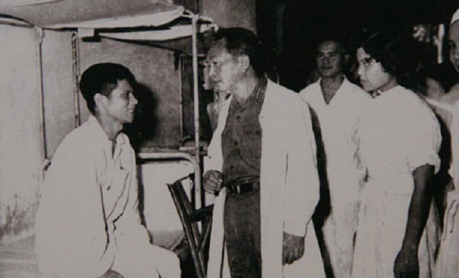 Đại tướng Võ Nguyên Giáp thăm thương, bệnh binh ở Quân y Viện 108 nhân ngày Thương binh Liệt sĩ 27/7/1969.
