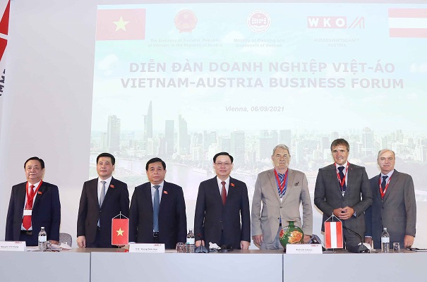 Việt Nam chủ trương thu hút, hợp tác đầu tư nước ngoài có chọn lọc.