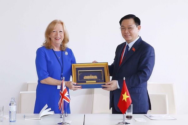 Chủ tịch Quốc hội Vương Đình Huệ hội kiến vớiPhó Chủ tịch Hạ viện Vương quốc Anh Eleanor Laing. 