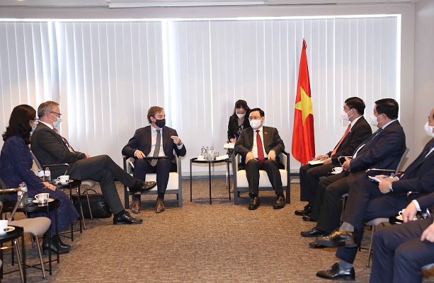 Chủ tịch Quốc hội Vương Đình Huệ trao đổi với ông Fabien De Jonge, thành viên Hội đồng quản trị của Công ty Infra Asia Investment (IAI). 