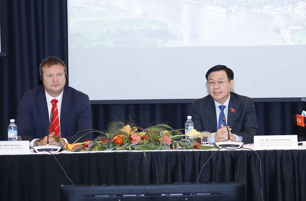 Bộ trưởng phụ trách Ngoại thương và Hợp tác phát triển Phần LanVille Skinnari nhấn mạnh tại cuộc Tọa đàm Doanh nghiệp Việt Nam – Phần Lan, trong khuôn khổ chuyến thăm chính thức Cộng hòa Phần Lan của Chủ tịch Quốc hội Vương Đình Huệ.