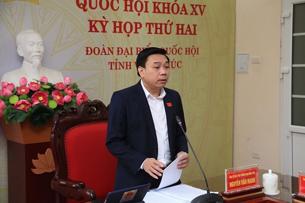 Phó Trưởng Đoàn ĐBQH tỉnh Vĩnh Phúc Nguyễn Văn Mạnh thảo luận tại tổ.