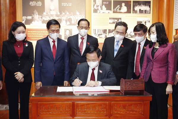 Chủ tịch Quốc hội Vương Đình Huệ viết Trong sổ vàng tại Nhà lưu niệm nguyên Chủ tịch Quốc hội Lê Quang Đạo.
