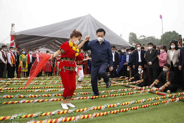 Chủ tịch Quốc hội Vương Đình Huệ và Đoàn công tác của Trung ương đã cùng tham gia các hoạt động văn hóa truyền thống chung vui với nhân dân các dân tộc xã Trung Lương.