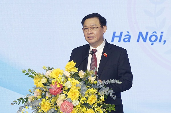 Chủ tịch Quốc hội, GS.TS, Nhà giáo ưu tú Vương Đình Huệ.