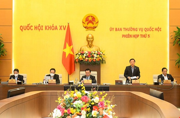 Phó Chủ tịch Quốc hội Nguyễn Khắc Định điều hành phiên họp.