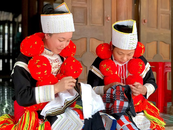 Nền văn hoá đó phải bắt đầu từ cái nôi đầu tiên là gia đình với những truyền thống tốt đẹp của gia đình Việt Nam rồi tới cộng đồng và xã hội. 