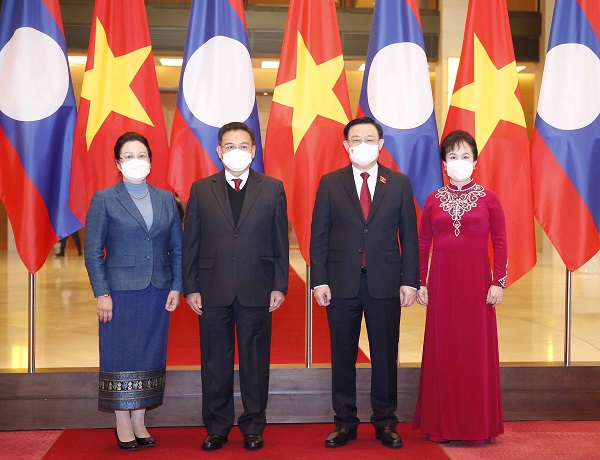 Chủ tịch Quốc hội Vương Đình Huệ và Phu nhân đã chủ trì lễ đón chính thức Chủ tịch Quốc hội Lào cùng Phu nhân.