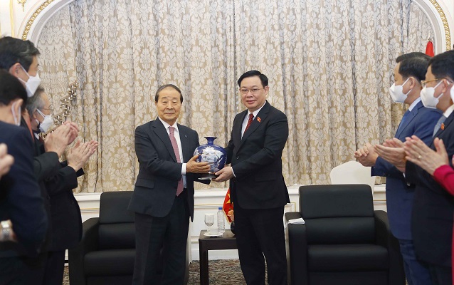 Chủ tịch Quốc hội Vương Đình Huệ tại buổi tiếp Chủ tịch Hội hữu nghị Hàn – Việt và Chủ tịch Hội người Hàn gốc Việt Lý Huân.