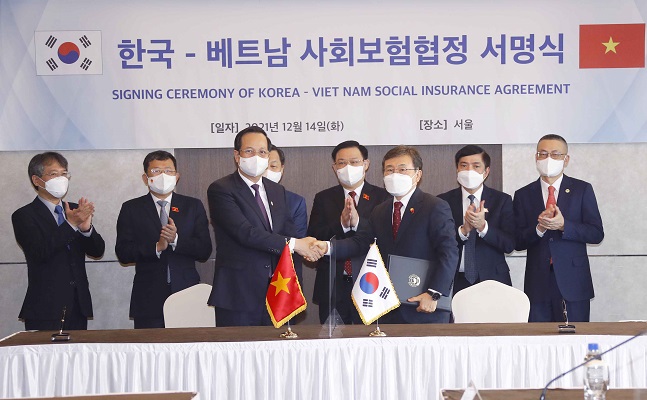Chủ tịch Quốc hội Vương Đình Huệ đã chứng kiến lễ ký Hiệp định giữa Chính phủ Việt Nam và Hàn Quốc về bảo hiểm xã hội.