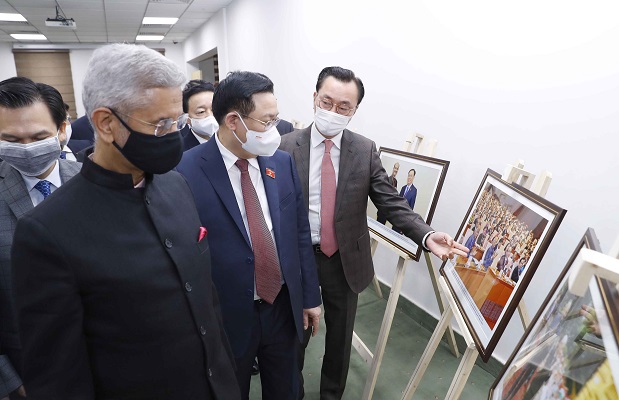 Chủ tịch Quốc hội Vương Đình Huệ, Bộ trưởng Ngoại giao Ấn Độ S. Jaishankar cùng các quan chức cấp cao của Việt Nam và Ấn Độ đã tới tham quan triển lãm.