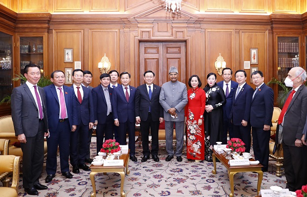 Chủ tịch Quốc hội Vương Đình Huệ và Đoàn đại biểu cấp cao Việt Nam chụp ảnh cùngTổng thống Ấn Độ Ram Nath Kovind. 