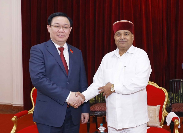 Chủ tịch Quốc hội Vương Đình Huệ và Thống đốc Bang Thawar Chand Gehlot.