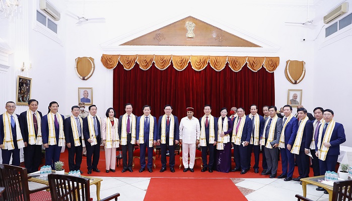 Chủ tịch Quốc hội đã gặp Thống đốc Bang Thawar Chand Gehlot và lãnh đạo bang Karnataka.
