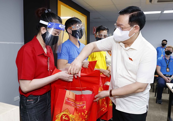 Chủ tịch Quốc hội Vương Đình Huệ khẳng định khi cùng Đoàn công tác của Trung ương đã đến thăm và tặng quà Tết công nhân, người lao động Công ty Wanek Furniture.