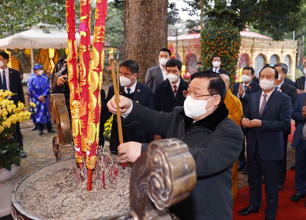 Chủ tịch Quốc hội Vương Đình Huệ dâng hương tưởng nhớ các bậc tiền nhân có công với đất nước tại Điện Kính Thiên, Khu di tích Hoàng thành Thăng Long.