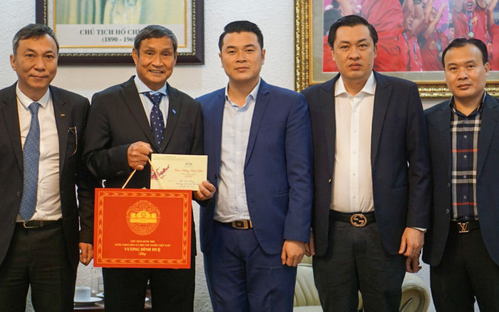 HLV Mai Đức Chung và lãnh đạo VFF nhận quà chúc mừng của CTQH Vương Đình Huệ về thành tích của Đội tuyển nữ Việt Nam.