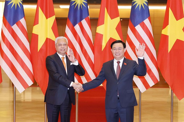 Chủ tịch Quốc hội Vương Đình Huệ nhiệt liệt chào mừng và đánh giá cao ý nghĩa chuyến thăm đầu tiên của Thủ tướng Malaysia tới Việt Nam.