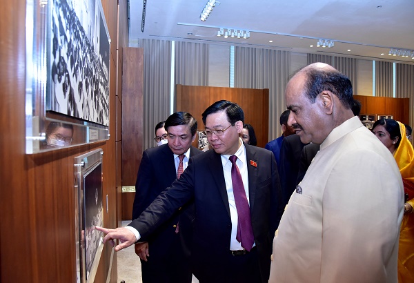 Chủ tịch QH Vương Đình Huệ giới thiệu với Chủ tịch Hạ viện Ấn Độ Om Birla triển lãm vềp/mối quan hệ giữa hai Quốc hội.