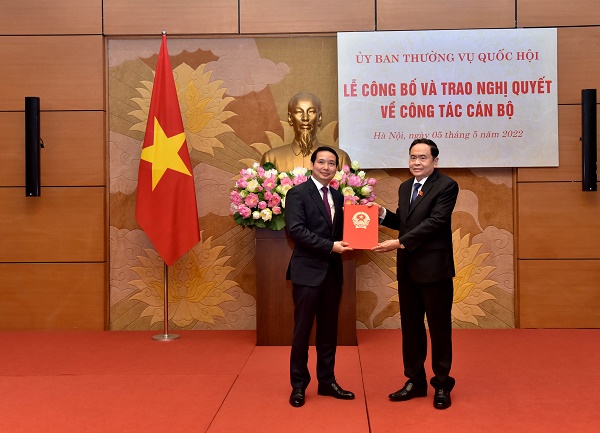 Phó Chủ tịch Thường trực Quốc hội Trần Thanh Mẫn đã trao Nghị quyết của Ủy ban Thường vụ Quốc hội cho ông Phạm Thái Hà.