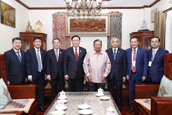 Chủ tịch Quốc hội Vương Đình Huệ bày tỏ vui mừng đến thăm nguyên Tổng Bí thư, Chủ tịch nước Bounnhang Vorachith.