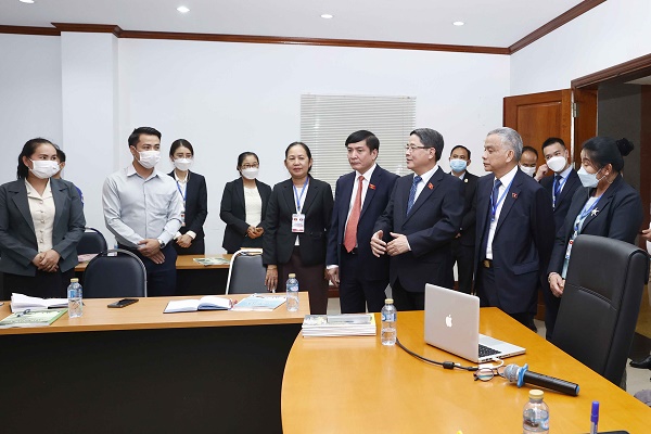 Phó Chủ tịch Quốc hội Nguyễn Đức Hải bày tỏ khi đến thăm lớp học tiếng Việt cho cán bộ, nhân viên Văn phòng Quốc hội Lào.