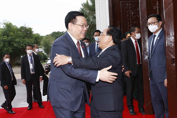 Chủ tịch Quốc hội Vương Đình Huệ cảm ơn sự đón tiếp nồng ấm, thắm tình hữu nghị mà Lãnh đạo và nhân dân Lào anh em dành cho Đoàn đại biểu cấp cao Quốc hội Việt Nam.