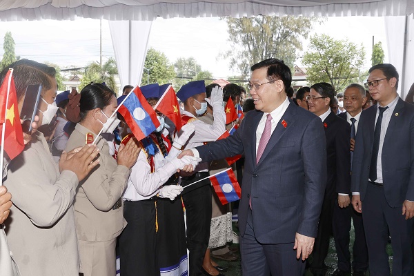 Trong khuôn khổ chuyến thăm chính thức nước Cộng hòa Dân chủ Nhân dân Lào, chiều 17/5/2022, tại tỉnh Champasak, Chủ tịch Quốc hội Vương Đình Huệ thăm Trường phổ thông dân tộc nội trú tỉnh Champasak.