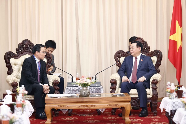 Chủ tịch Quốc hội Vương Đình Huệ trao đổi với Bí thư, Tỉnh trưởng Tỉnh Champasak Vilayvông Bútđakhăm.