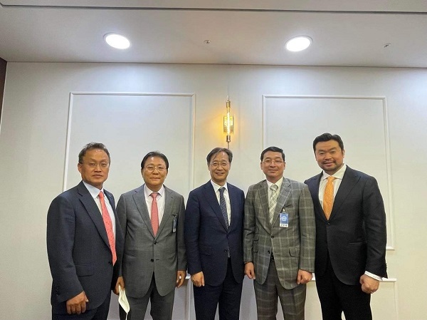 từ trái sang: Nghịp/sĩ Yoo Dongp/Soo của Đảng Dân Chủ Hàn Quốc tiếp Chủ tịch Hiệp hội HANSIBA/ N&G Group Nguyễn Hoàng (thứ 4 từ trái sang) tại buổi gặp mặt tại Nghị việnp/Hàn Quốc.