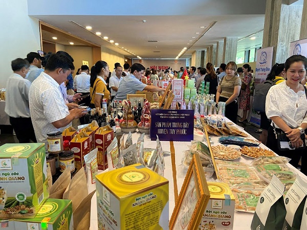 Một số sản phẩm nông sản của tỉnh Bình Định được trưng bày tại hội nghị.