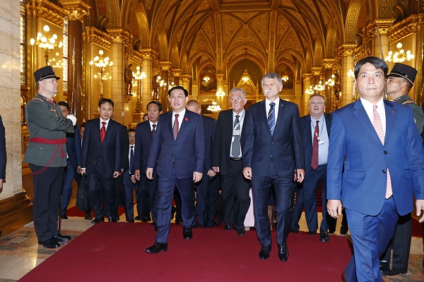  Chủ tịch László Kövér nồng nhiệt chào đón Chủ tịch Quốc hội Vương Đình Huệ và Đoàn đại biểu cấp cao Quốc hội Việt Nam thăm Hungary.