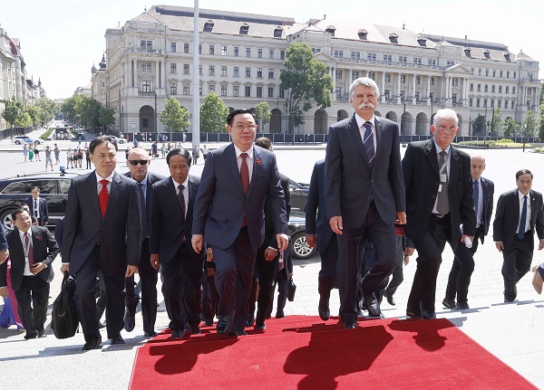 Lễ đón chính thức Chủ tịch Quốc hội Vương Đình Huệ đã diễn ra trọng thể tại Nhà Quốc hội Hungary, Thủ đô Budapest dưới sự chủ trì của Chủ tịch Quốc hội Hungary László Kövér.