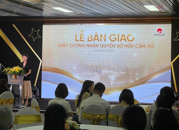 Bà Lê Hải Yến, Phó Giám đốc Công ty Cổ phần Kinh doanh Nhà Hinode Home phát biểu tại Lễ bàn giao Giấy chứng nhận quyền sở hữu căn hộ.