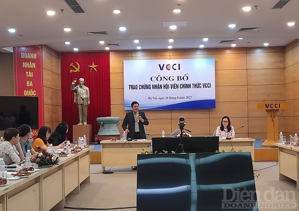 Lễ công bố quyết định của Chủ tịch VCCI, về việc công nhận hội viên chính thức VCCI và trao giấy chứng nhận hội viên đợt 1 năm 2022 cho các Hiệp hội doanh nghiệp tại khu vực phía Bắc. Ảnh: Nguyễn Việt