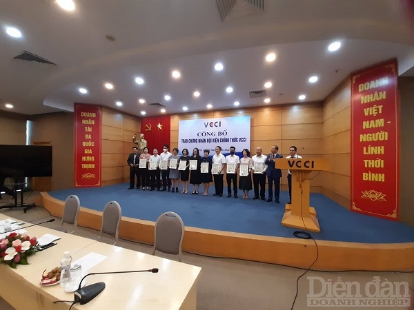 trao giấy chứng nhận hội viên đợt 1 năm 2022 cho các Hiệp hội doanh nghiệp tại khu vực phía Bắc. Ảnh: Nguyễn Việt