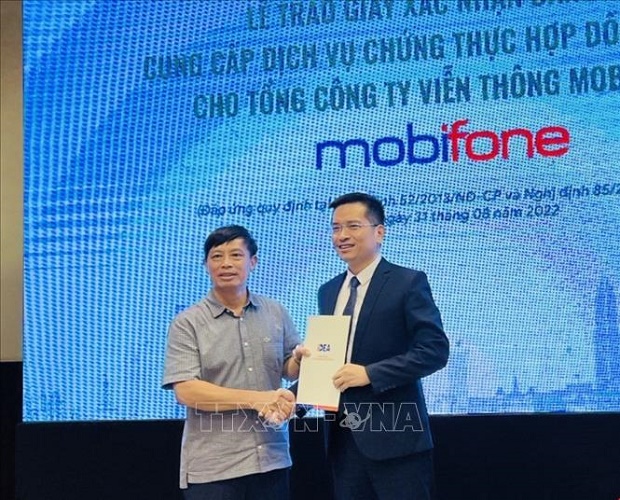 Cục trưởng Cục Thương mại điện tử và Kinh tế số Đặng Hoàng Hải trao Giấy xác nhận đăng ký cung cấp dịch vụ chứng thực hợp đồng điện tử cho Tổng Công ty Viễn thông Mobiphone.