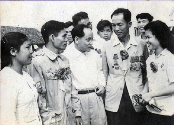 Đồng chí Hoàng Quốc Việt nói chuyện với các đại biểu tham dự Đại hộip/Anh hùng Chiến sĩ Thi đua toàn quốc lần 3, năm 1962. Nguồn ảnh tư liệu: Bảo tàng Lịch sử quốc gia