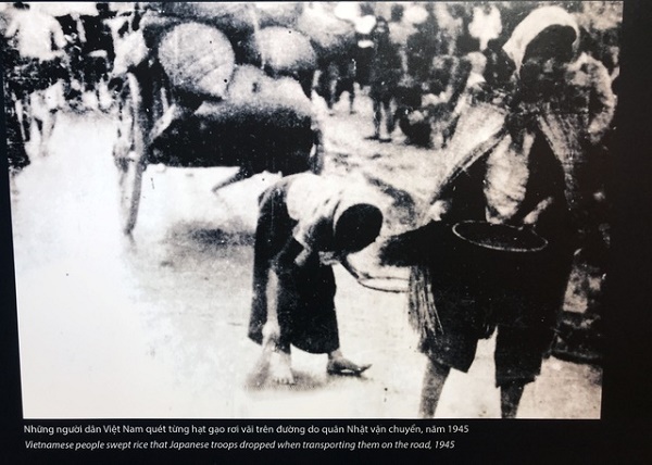 Người dân Việt Nam quét từng hạt gạo rơi vãi trên đường do quân Nhật vận chuyển, năm 1945. Nguồn ảnh tư liệu