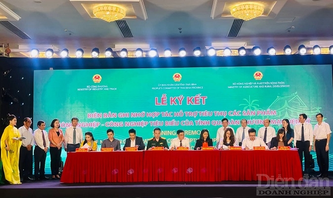 Lễ ký kết Biên bản hợp tác giao thương giữa tỉnh Thái Bình và các Sàn TMĐT. Ảnh: Nguyễn Việt