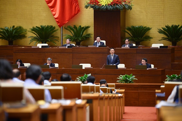 Bộ trưởng Bộ Thông tin và Truyền thông Nguyễn Mạnh Hùng giải trình làm rõ một số vấn đề đại biểu Quốc hội quan tâm. Ảnh: QH