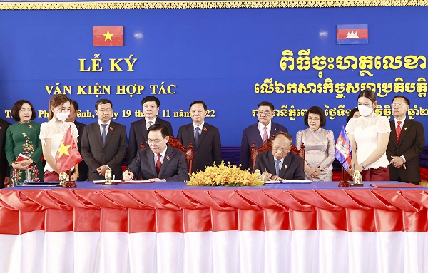 hai Chủ tịch Quốc hội đã ký kết Bản ghi nhớ về hợp tác giữa Quốc hội Việt Nam và Quốc hội Campuchia. 