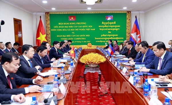 Chủ tịch Quốc hội Vương Đình Huệ hội đàm với Chủ tịch Quốc hội Campuchia Samdech Heng Samrin. Ảnh: Doãn Tấn - TTXVN