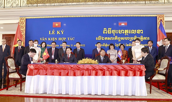 hai Chủ tịch Quốc hội đã ký kết Bản ghi nhớ về hợp tác giữa Quốc hội Việt Nam và Quốc hội Campuchia và chứng kiến ký Thỏa thuận hợp tác giữa Ban Thư ký Quốc hội Việt Nam và Ban Thư ký Quốc hội Campuchia.