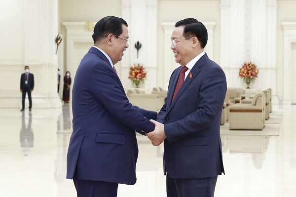 Trong khuôn khổ chuyến thăm chính thức Vương quốc Campuchia và tham dự Đại hội đồng liên Nghị viện Đông Nam Á lần thứ 43, sáng 20/11/2022, Chủ tịch Quốc hội Vương Đình Huệ đã có cuộc hội kiến với Xăm-đéc Tê-chô Hun Sen (Samdech Techo Hun Sen), Thủ tướng Vương quốc Campuchia tại Cung Hòa bình.