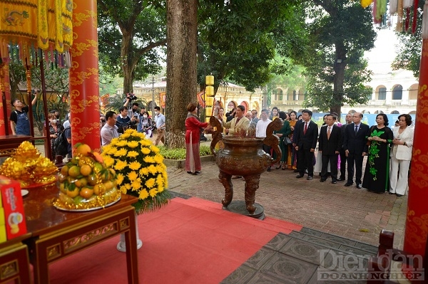 Lễ dâng hương 52 vị Vua Việt Nam trong Khu di tích Hoàng thành Thăng Long - Hà Nội. Ảnh: Quốc Tuấn