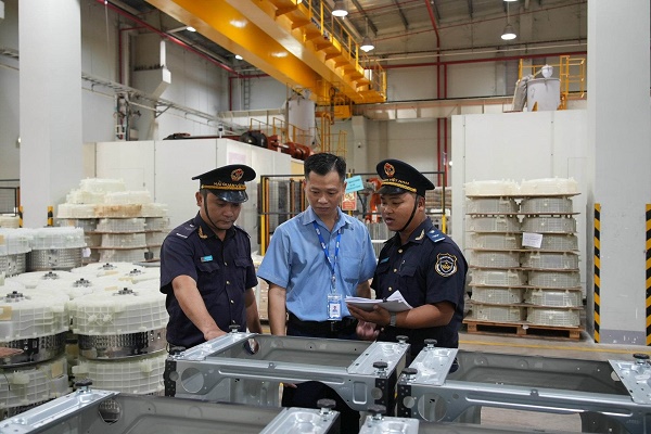 Tổng cục Hải quan ghi nhận về kết quả xuất nhập khẩu hàng hóa của Việt Nam sẽ đạt mốc 700 tỷ USD vào ngày 15/12. Nguồn ảnh: TCHQ