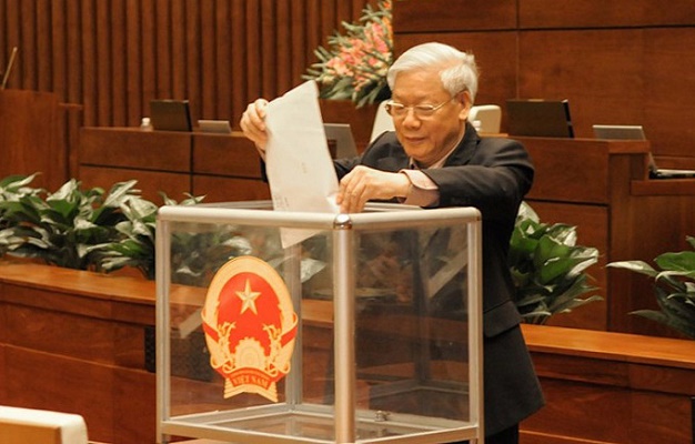 Tổng Bí thư Nguyễn Phú Trọng bỏ phiếu tín nhiệm vào hộp phiếu trong phiên họp của Quốc hội khóa 13, tháng 11/2014. Ảnh: Quốc hội
