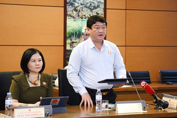 Quốc hội Lương Văn Hùng - Đoàn ĐBQH tỉnh Quảng Ngãi.